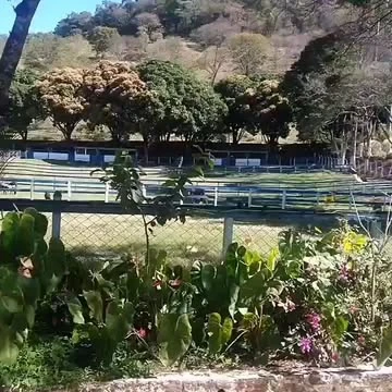 Esse solzinho ☀️ nesse clima friozinho 🌬 com essa paisagem 🏕  no meio da cidade... só aqui no @fazendadasfloresrestaurante! #vemprafazenda #restaurantefazendadasflores #formigamg